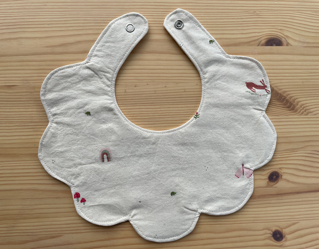 Håndlaget smekke i økologisk bomull