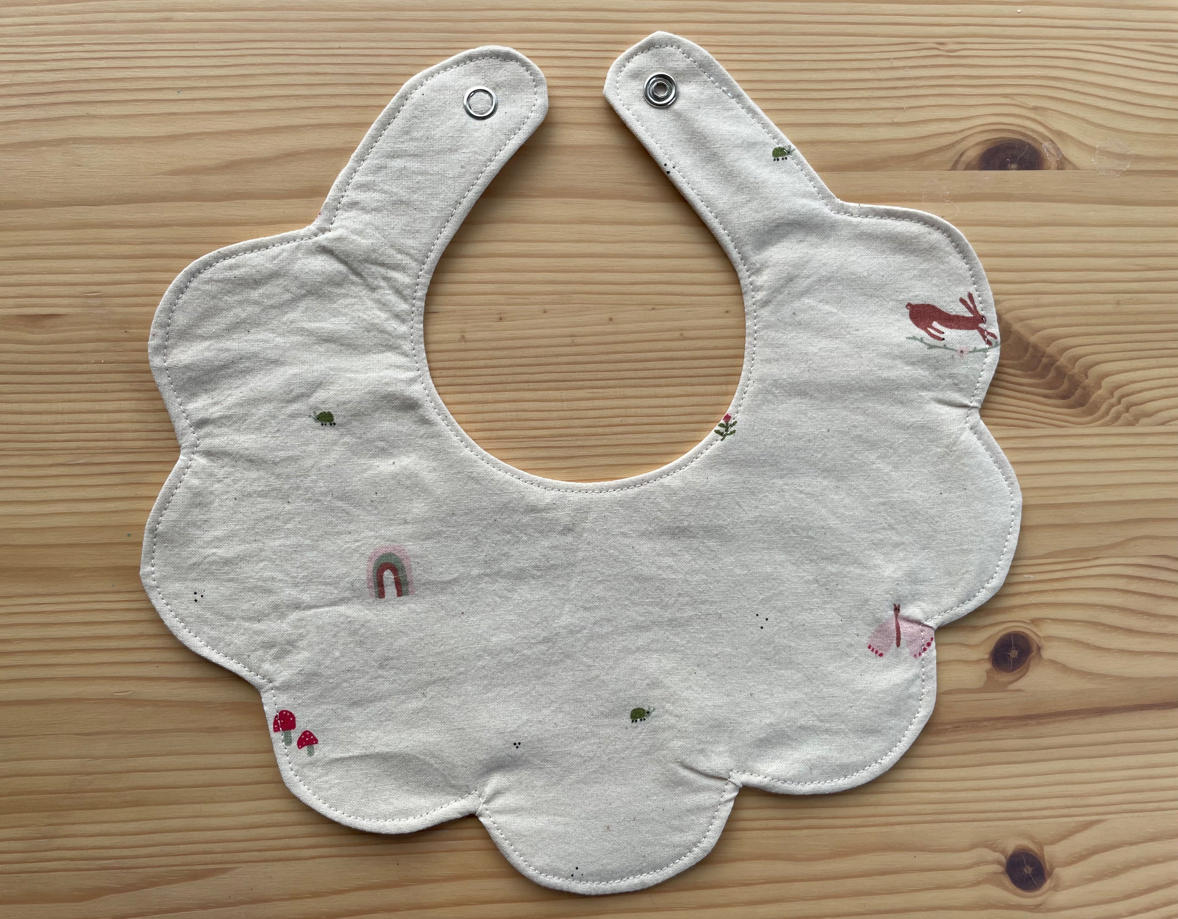 Håndlaget smekke i økologisk bomull