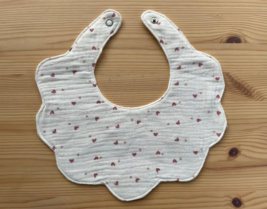 Håndlaget smekke i muslin - hjerteprint