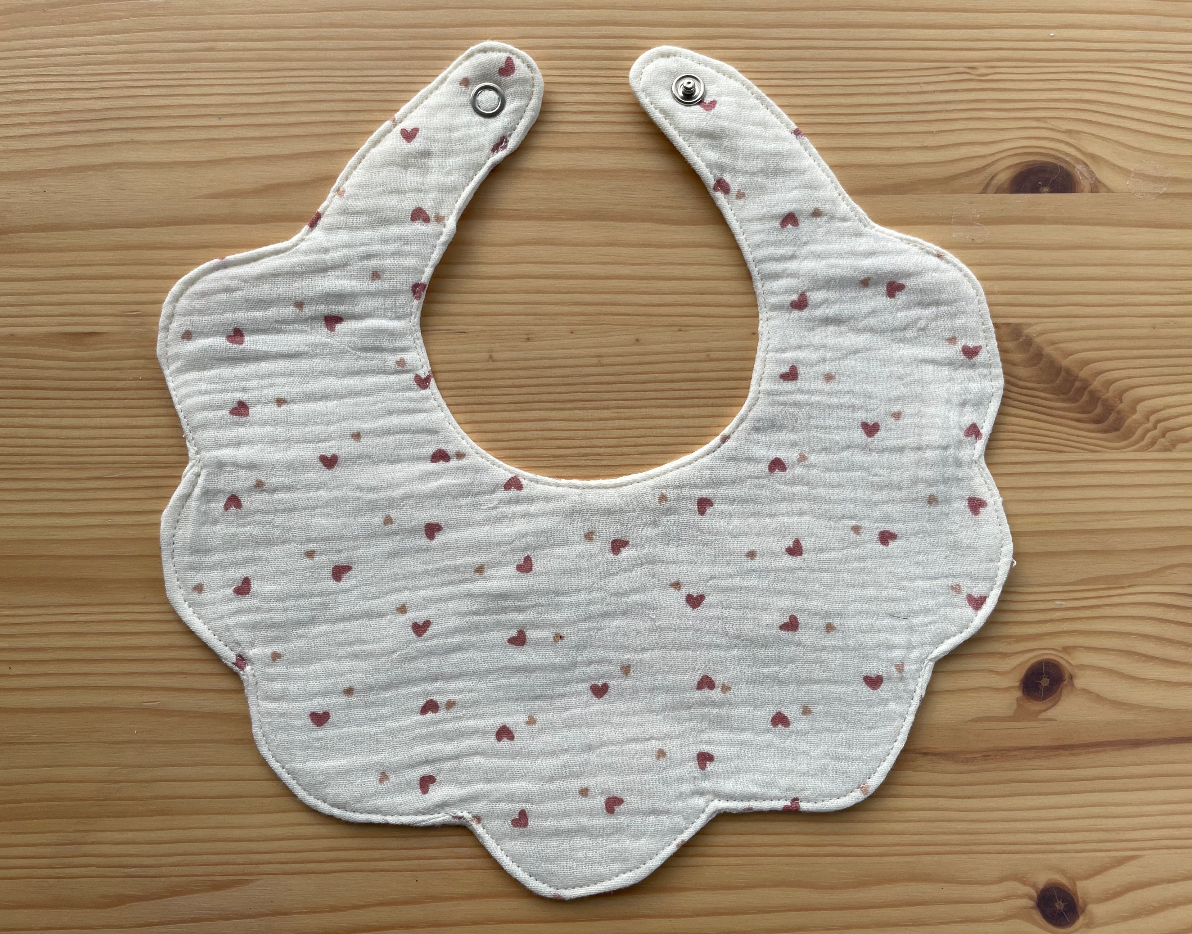 Håndlaget smekke i muslin - hjerteprint