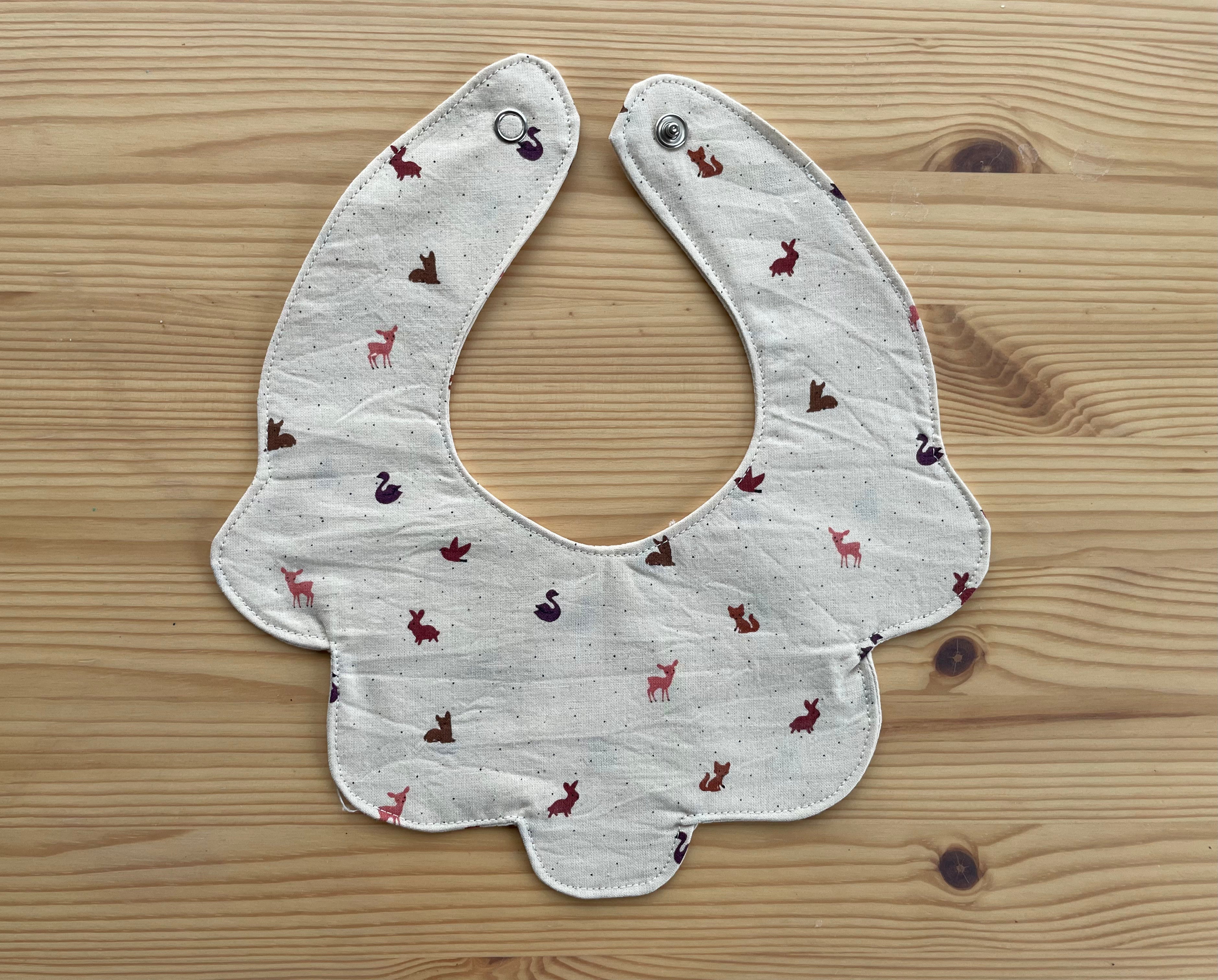 Håndlaget smekke i økologisk bomull - dyreprint