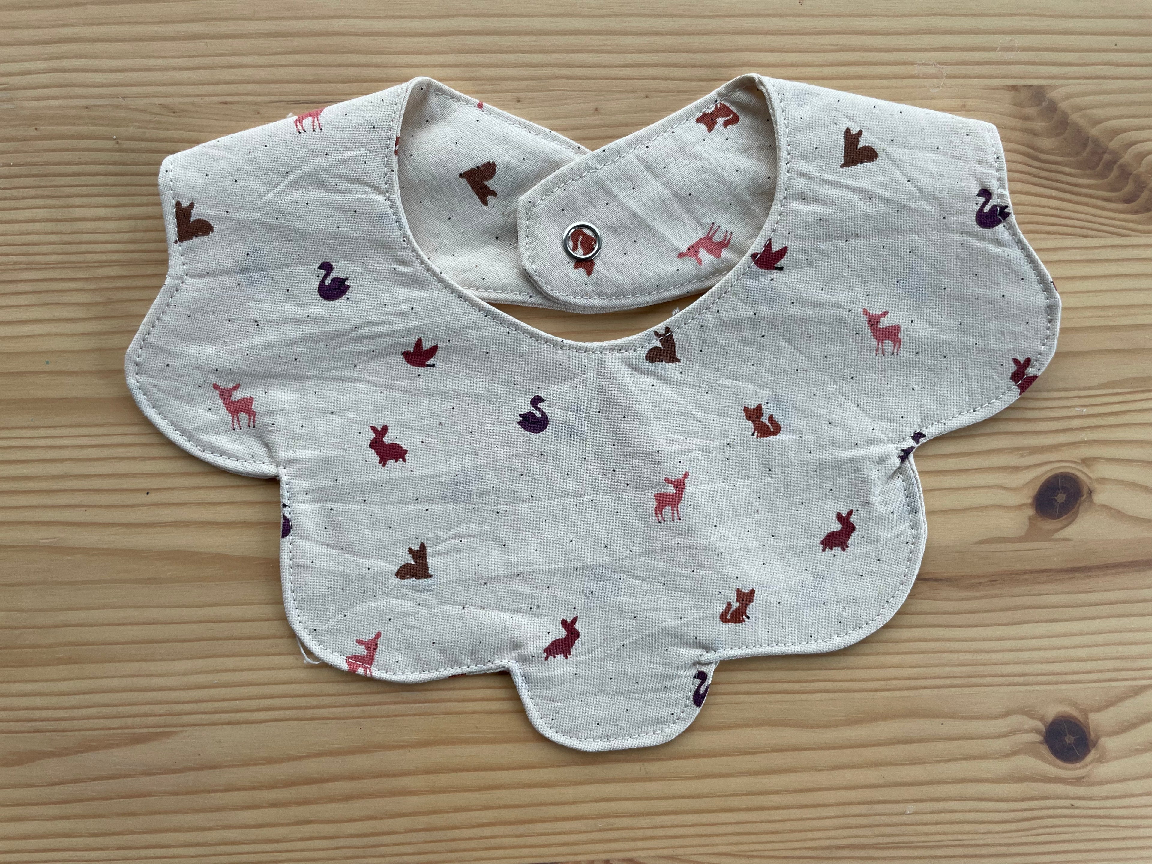 Håndlaget smekke i økologisk bomull - dyreprint