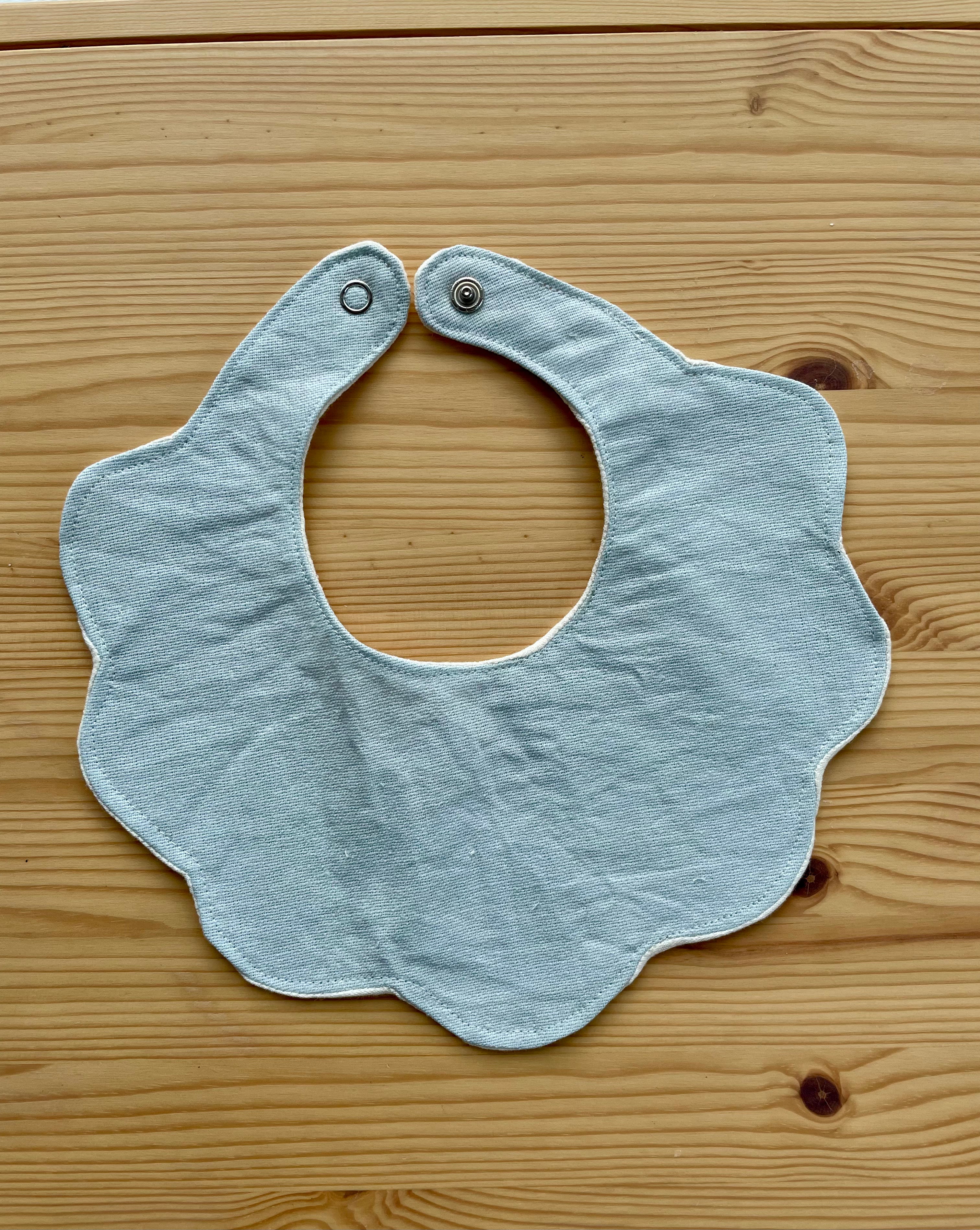 Lyseblå smekke i lin og myk muslin