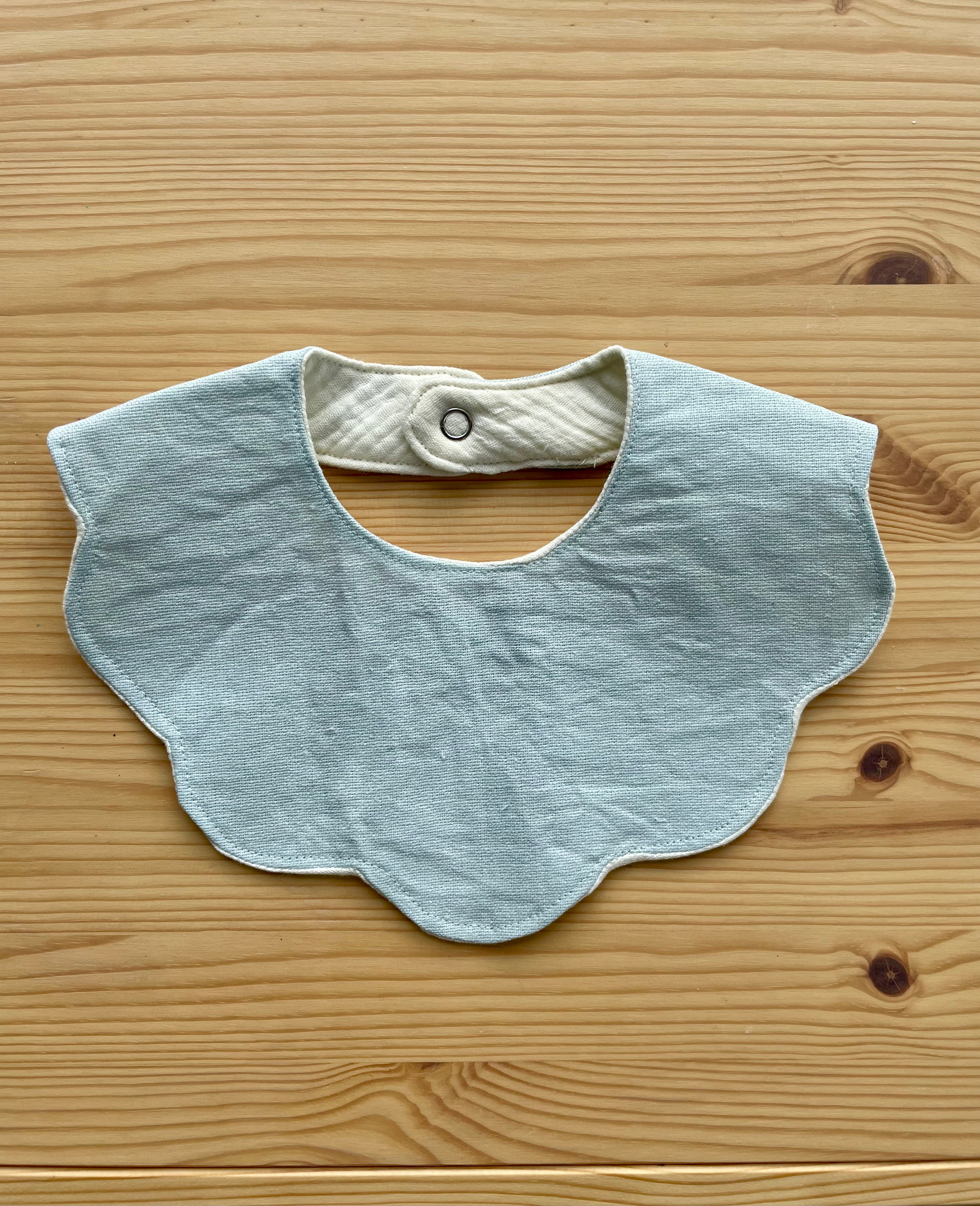 Lyseblå smekke i lin og myk muslin